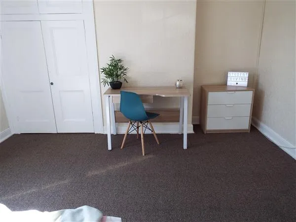 Carholme Road // 5 Bed + 2 Bath // Aug 2026 - Image 9